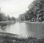 407183 Gezicht op de Stadsbuitengracht met links de Catharijnesingel te Utrecht en rechts het Pelmolenplantsoen.